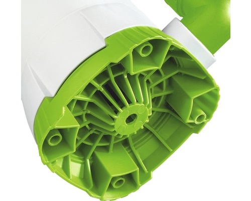 Detailopname van een tuinpomp met een groene behuizing.