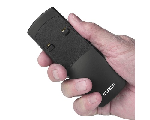 Een hand houdt een zwarte afstandsbediening vast met aan en uit schakelaar, Eurom Logo