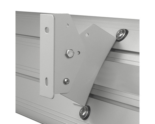 Gedetailleerde opname van een beugel met schroeven op een metalen rail