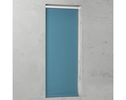 Blauw rolgordijn in een raamkozijn