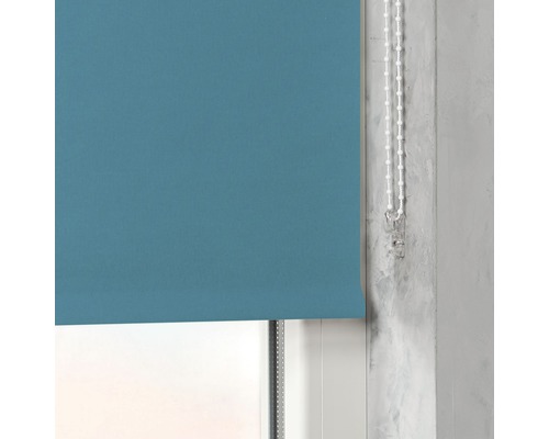 Blauw rolgordijn op het raam met bedieningsketting