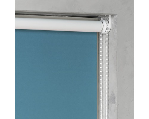 Blauw rolgordijn met kettingbediening aan het raam