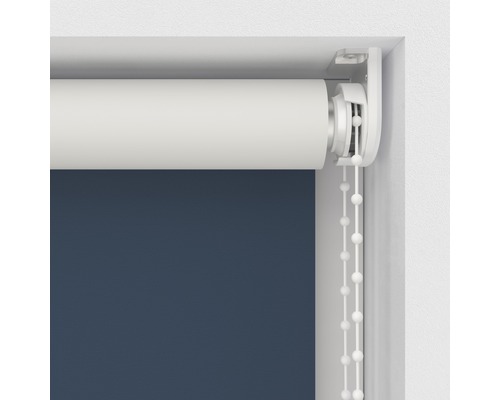 Detailopname van een rolgordijn met kettingbediening bij het raam