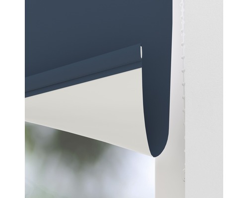 Close-up van een blauw rolgordijn met kettingbediening.