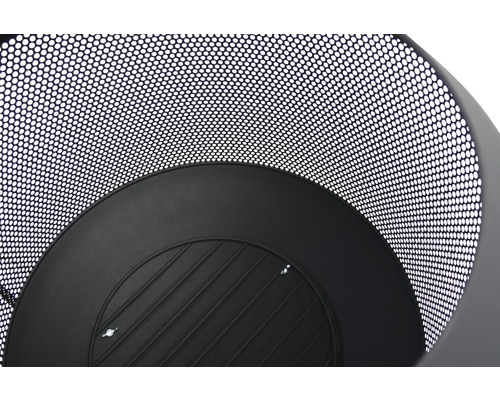 Detailopname van een vuurkorf met een ronde, geperforeerde metalen structuur