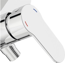 Close-up van een kraan met één hendel voor de badkamer