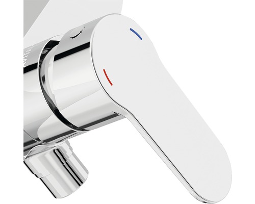 Close-up van een kraan met één hendel voor de badkamer