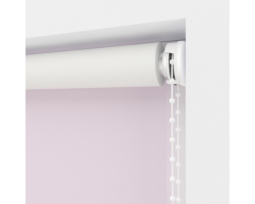 Detailopname van een wit rolgordijn met kettingbediening