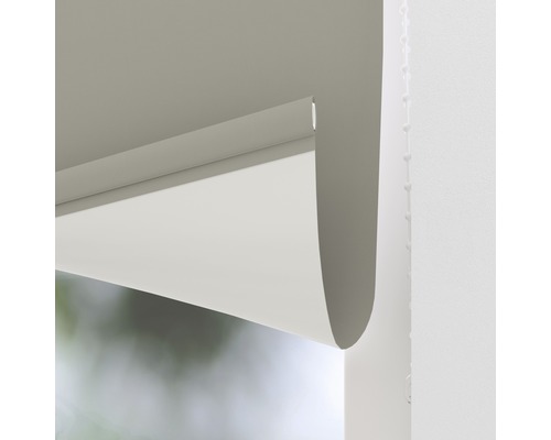 Detailaanzicht van een rolgordijn op een raam