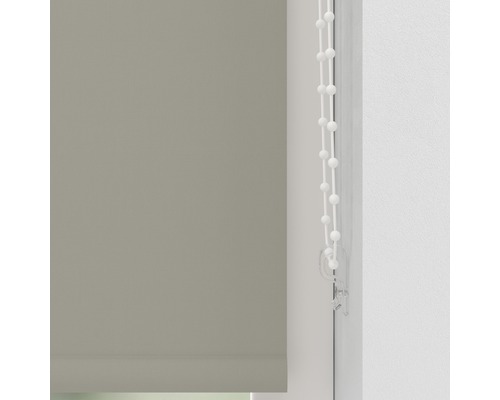 Rolgordijn met bedieningsketting bij het raam