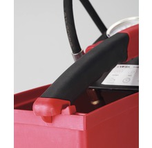 Detailopname van een handpomp met manometer en handgreep