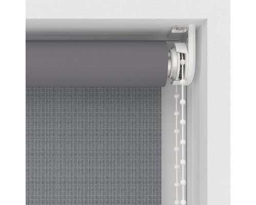 Grijs textiel rolgordijn met kettingbediening op het raam