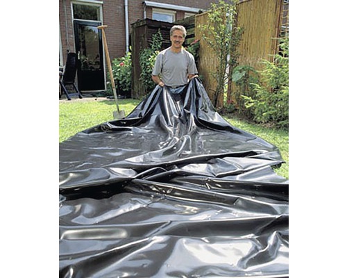 Man legt vijverfolie in de tuin