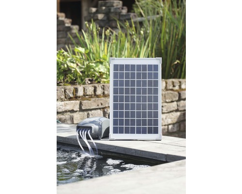 Solar vijverbeluchter met luchtpomp naast een vijver