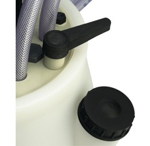 Detailopname van een reinigingsapparaat met een zwarte klep en een afsluitdop