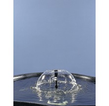 Waterfontein in vijver met waterstraal