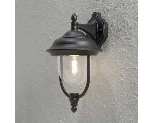 Zwarte buitenwandlamp met glazen koepel en retro gloeilamp.