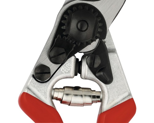 Detailopname van een tuinschaar met zwarte tandwielaandrijving en rood handvat