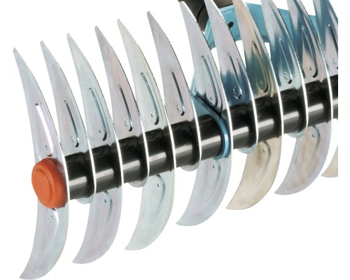 Close-up van een verticuteermachine met roterende messen voor het verwijderen van gazonvilt