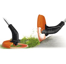 Grasmaaier in actie bij het maaien van gras