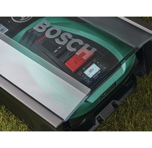 Bosch robotmaaier op gazon met open klep