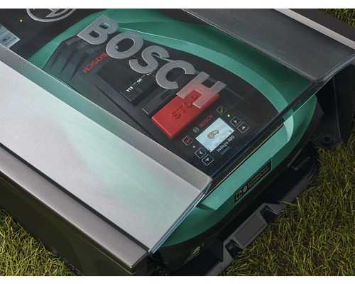 Bosch robotmaaier op gazon met open klep