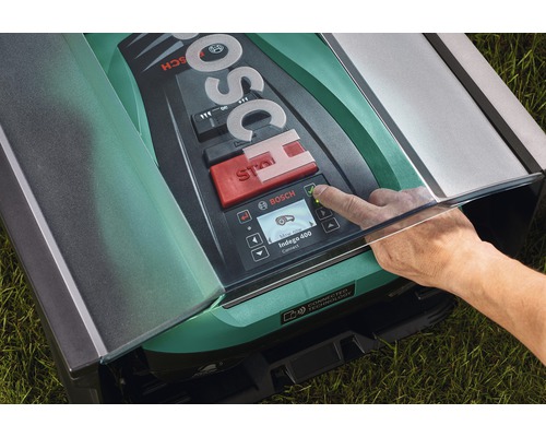 Bosch logo op een robotmaaier met een hand die op een knop drukt
