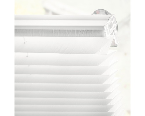 Detailopname van een witte jaloezie voor raamdecoratie en zonwering