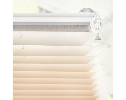 Detail van een beige plisségordijn