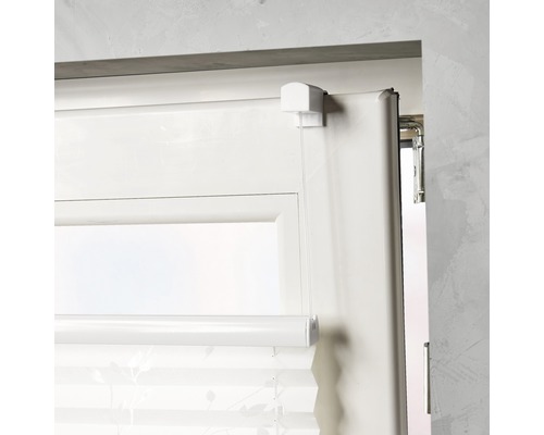 Detailopname van een witte jaloezie op het raam