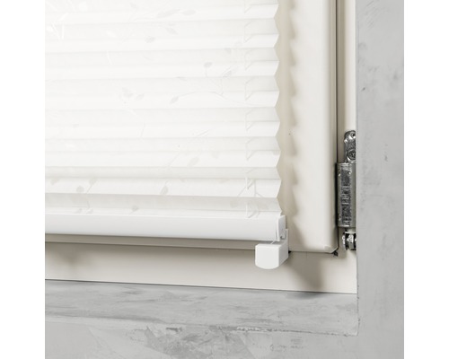 Detailopname van een plisségordijn op het raam