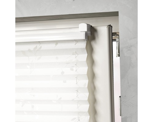 Plisségordijn met bloemmotief op het raam