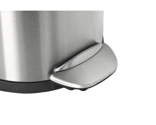 Detailopname van een roestvrijstalen pedaalemmer met voetpedaal