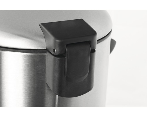 Detailweergave van een roestvrijstalen afvalemmer met zwart sluitmechanisme