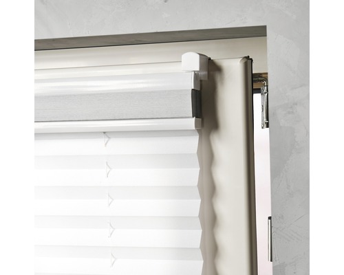 Close-up van een gemonteerde plissésysteem voor raamdecoratie