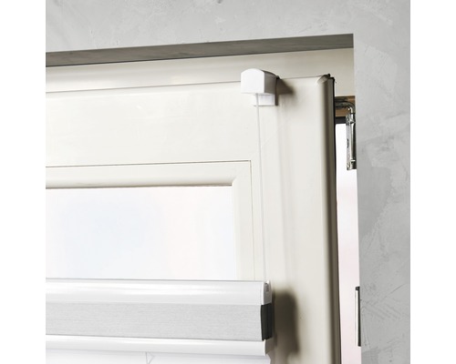 Detail van een rolgordijn op een raamkozijn.