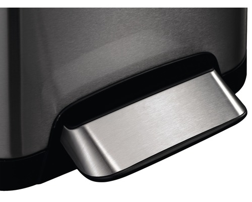 Detailweergave van het pedaalmechanisme van een roestvrijstalen afvalemmer