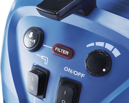 Close-up van de bedieningselementen van een reinigingsapparaat met verschillende schakelaars en knoppen voor bediening.