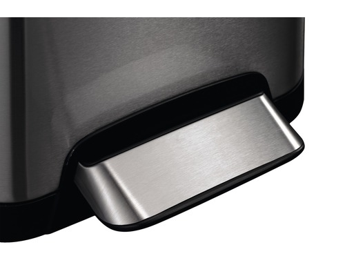 Detailopname van een metalen pedaalemmer met pedaal