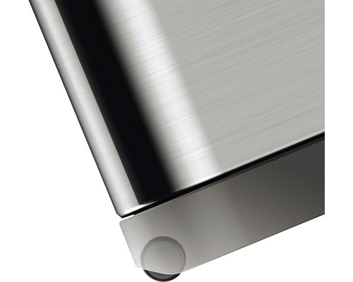 Detailopname van een metalen meubel met wielen