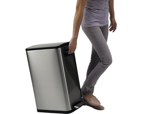 Vrouw bedient een zilverkleurige pedaalemmer