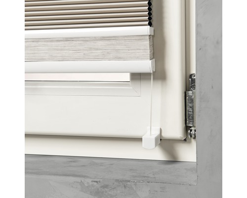 Raam met gemonteerd plisségordijn