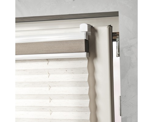 Detailopname van een rolgordijn op het raam