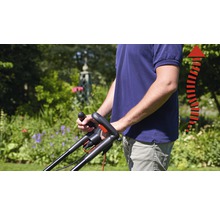 "Een man bedient een grasmaaier