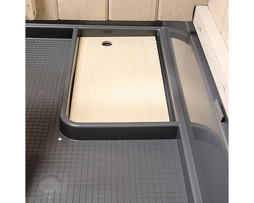 Detailaanzicht van een douchebak met houten inzetstuk