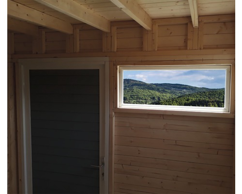 Interieur van een houten huis met raam en deur
