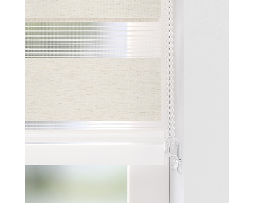 Detailopname van een rolgordijn met dubbele lagen op een raam met bedieningsketting