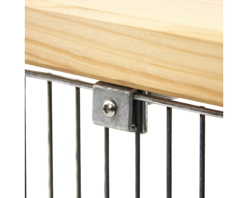 Detailopname van een houten plank die met een metalen beugel aan een draadframe is bevestigd.