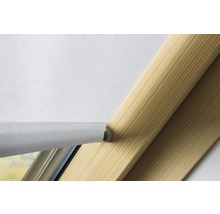 Detailopname van een dakraam rolgordijn met houten frame
