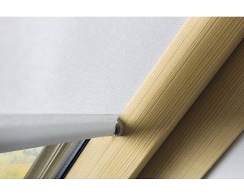 Detailopname van een dakraam rolgordijn met houten frame